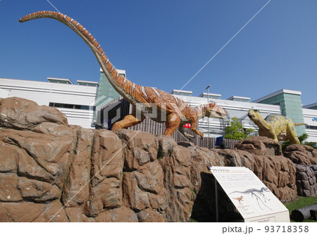 福井駅と恐竜モニュメント 93718358