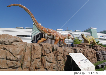 福井駅と恐竜モニュメント 93718360