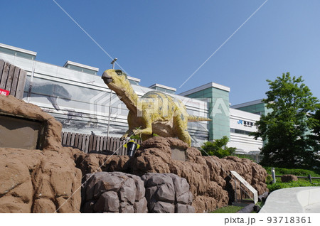 福井駅と恐竜モニュメント 93718361