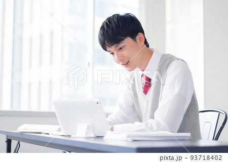 学生　タブレットで勉強する高校生 93718402