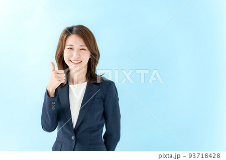 ビジネス サムズアップ 女性 ブルーバック ビジネス サムズアップ 女性 ブルーバック 93718428