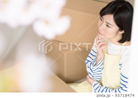 実家の片づけをする女性 93718474