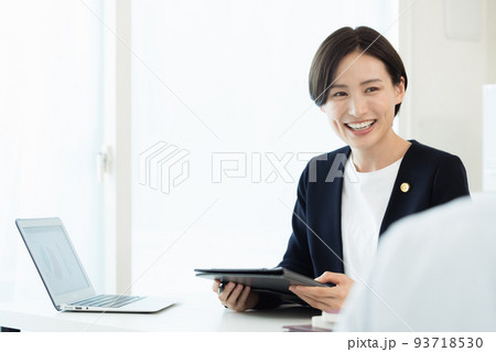 依頼者の話を聞く弁護士 93718530