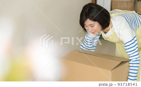 実家の片づけをする女性 93718541