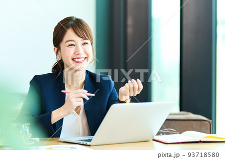 ビジネスシーン 93718580
