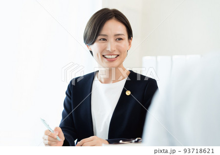 依頼者の話を聞く弁護士 93718621