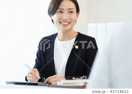 依頼者の話を聞く弁護士 93718622