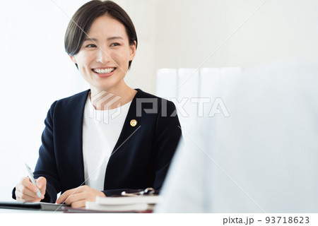 依頼者の話を聞く弁護士 依頼者の話を聞く弁護士 93718623