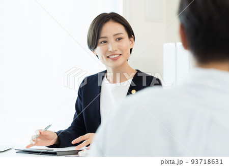 依頼者の話を聞く弁護士 93718631