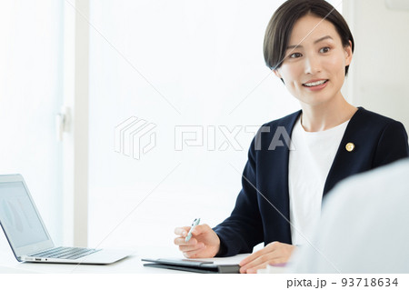 依頼者の話を聞く弁護士 依頼者の話を聞く弁護士 93718634