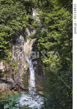 柿其渓谷　牛ヶ滝の雄大な流れとエメラルドグリーンの滝つぼ　長野県南木曾町 93718815