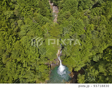 柿其渓谷　牛ヶ滝の雄大な流れとエメラルドグリーンの滝つぼ　長野県南木曾町（ドローンによる空撮） 93718830