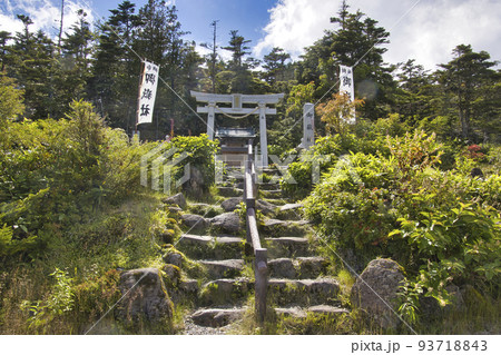 御岳ロープウェイ山頂駅近くにある御嶽社　長野県木曾町 93718843