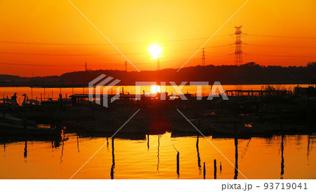 千葉県我孫子市側の手賀沼公園から見た手賀沼の夕暮れの風景(2021年12月24日撮影) 千葉県我孫子市側の手賀沼公園から見た手賀沼の夕暮れの風景(2021年12月24日撮影) 93719041
