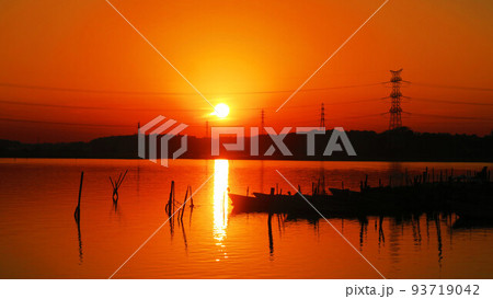 千葉県我孫子市側の手賀沼公園から見た手賀沼の夕暮れの風景(2021年12月24日撮影) 千葉県我孫子市側の手賀沼公園から見た手賀沼の夕暮れの風景(2021年12月24日撮影) 93719042
