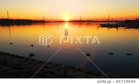 千葉県我孫子市側の手賀沼公園から見た手賀沼の夕暮れの風景（2021年12月24日撮影） 93719044