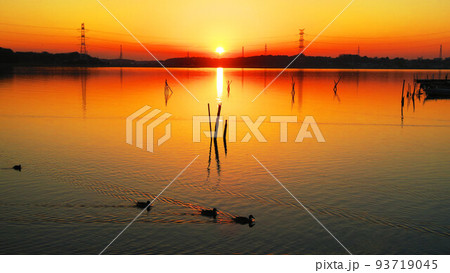 千葉県我孫子市側の手賀沼公園から見た手賀沼の夕暮れの風景（2021年12月24日撮影） 93719045