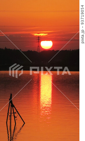 千葉県我孫子市側の手賀沼公園から見た手賀沼の夕暮れの風景（2021年12月24日撮影） 93719054