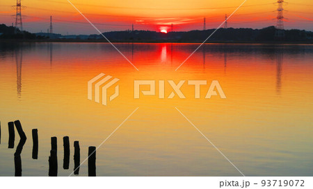 千葉県我孫子市側の手賀沼公園から見た手賀沼の夕暮れの風景（2021年12月24日撮影） 93719072