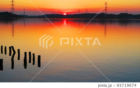 千葉県我孫子市側の手賀沼公園から見た手賀沼の夕暮れの風景(2021年12月24日撮影) 千葉県我孫子市側の手賀沼公園から見た手賀沼の夕暮れの風景(2021年12月24日撮影) 93719074