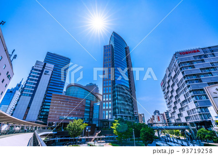 日本の川崎都市景観 8月。コロナ禍だが、行動制限がない夏。青空が広がる川崎駅前＝8月9日 93719258