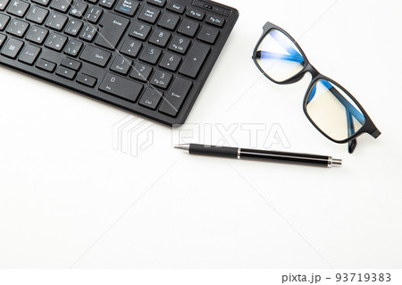 キーボードとメガネ 93719383
