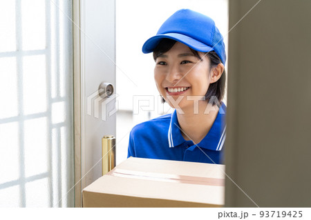 荷物を届ける若い女性 荷物を届ける若い女性 93719425