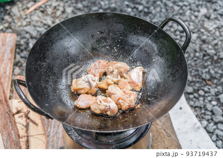 【オートキャンプ場でミニマムソロキャンプ　焚火で鶏の唐揚げを少ない油で調理】 93719437