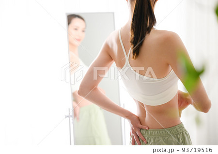 ダイエットでウエストを気にする女性 93719516