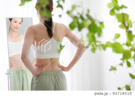 鏡をみて気にする女性 93719519