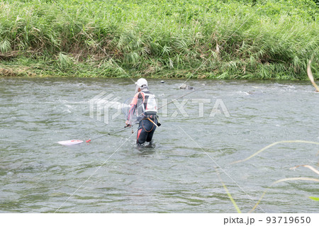 【夏の中津川で鮎釣り】 93719650
