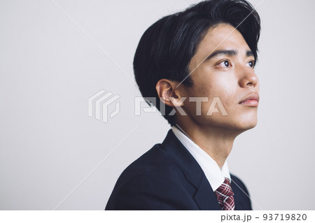真剣な表情のビジネスマン 93719820