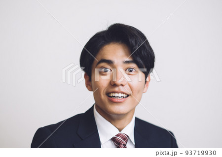 スーツの20代ビジネスマン 93719930