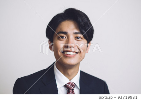 スーツの20代ビジネスマン 93719931