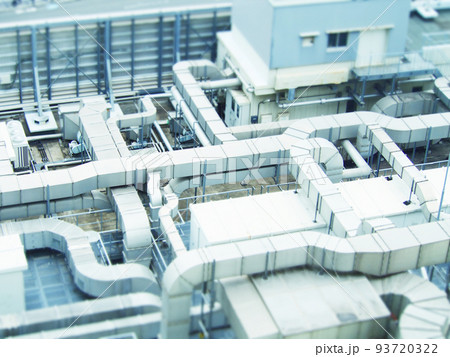 複雑なビルのダクト 複雑なビルのダクト 93720322