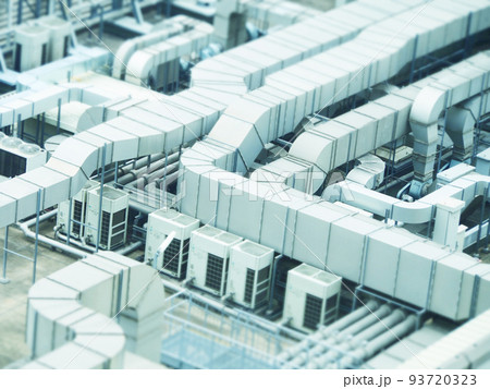 複雑なビルのダクト　 93720323