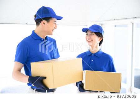 引越で協力して運ぶスタッフのイメージ 引越で協力して運ぶスタッフのイメージ 93720608
