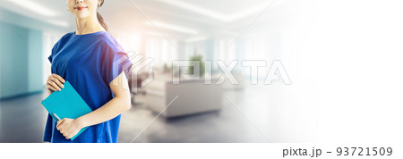 オフィスにノートを持って立つカジュアルなビジネスウーマン 93721509