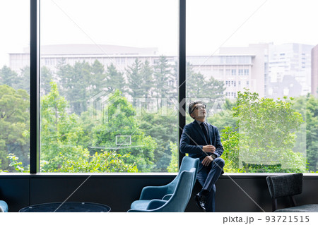 オフィスで天井を見上げるエグゼクティブ男性 オフィスで天井を見上げるエグゼクティブ男性 93721515