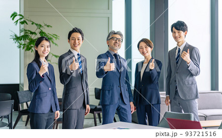 オフィスで並んでサムズアップするビジネスパーソンのグループ オフィスで並んでサムズアップするビジネスパーソンのグループ 93721516