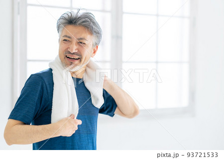 タオルで汗を拭くシニア男性　アクティブシニア 93721533