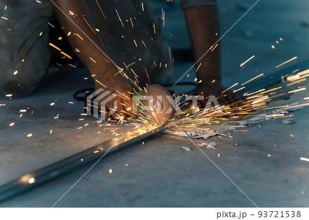 スチールフレームを電動丸ノコで切断する職人 93721538