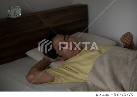 睡眠・寝不足・頭痛でベッドから出れない男性イメージ 睡眠・寝不足・頭痛でベッドから出れない男性イメージ 93721770