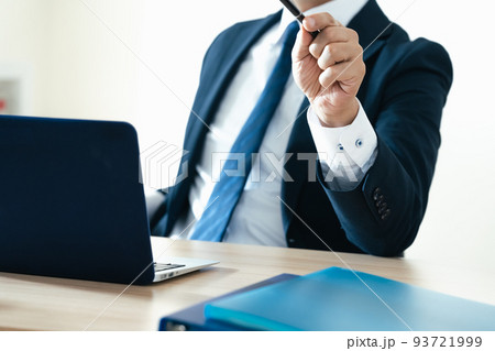 失敗を注意するビジネスマン 93721999