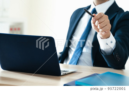 失敗を注意するビジネスマン 失敗を注意するビジネスマン 93722001