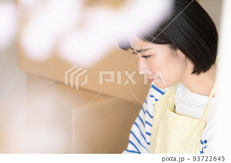 実家の片づけをする女性 実家の片づけをする女性 93722645