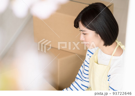 実家の片づけをする女性 実家の片づけをする女性 93722646