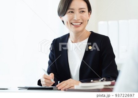 依頼者の話を聞く弁護士 93722697
