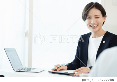 依頼者の話を聞く弁護士 93722700