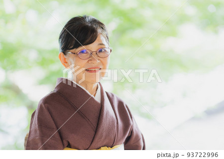 茶色い色無地　シニア女性　着物 93722996